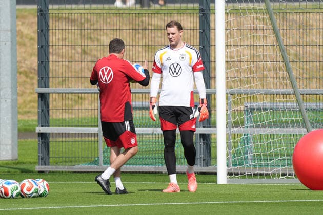 Torwart Manuel Neuer (Deutschland Germany) im Reha-Training mit Torwarttrainer Andreas Kronenberg (Deutschland Germany) - Frankfurt 01.06.2026: Deutsche Nationalmannschaft verabschiedet sich mit öffentlichem Training aus Deutschland