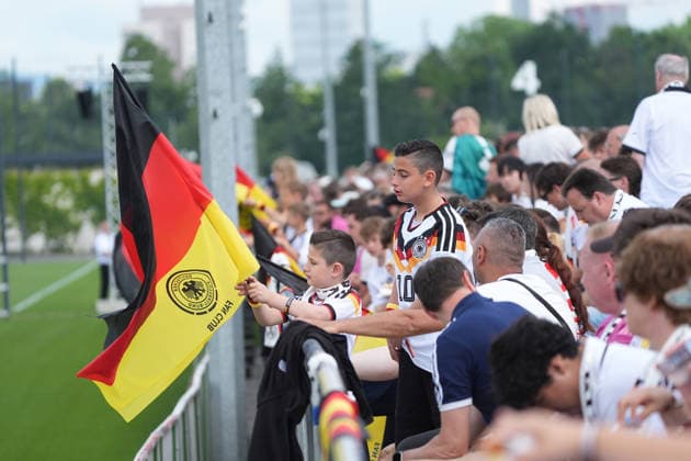 Deutsche Fans warten auf die Mannschaft - Frankfurt 01.06.2026: Deutsche Nationalmannschaft verabschiedet sich mit öffentlichem Training aus Deutschland