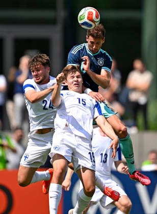 01.06.2026, Fussball, DFB-Nationalmannschaft Deutschland, letztes Training vor Abreise nach USA zur WM 2026, am DFB-Campus in Frankfurt am Main. v.l. Oiva Jukkola (Finnland), Samuli Miettinen (Finnland) gegen Leon Goretzka (Deutschland)