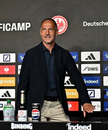 01.06.2026, xfux, Fussball 1.Bundesliga, Eintracht Frankfurt - Pressekonferenz zur Vorstellung von Adolf Adi Hütter Huetter als neuen Cheftrainer v.l. Trainer Adolf Adi Hütter Huetter (Eintracht Frankfurt) zautz (DFL DFB REGULATIONS PROHIBIT ANY USE OF PHOTOGRAPHS as IMAGE SEQUENCES and or QUASI-VIDEO) Frankfurt am Main