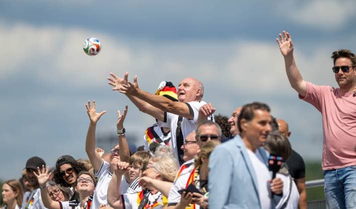 Fußball, Herren, Saison 2025 2026, DFB-Campus in Frankfurt, Training der deutschen Nationalelf, Testspiel der Reservisten gegen Finnland über 2 x 25 Minuten, Spieler und Trainer warfen Bälle zu den Fans, 01.06. 2026, Copyright: xMatthiasxKochx