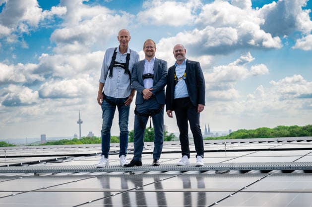 Pressetermin Photovoltaik-Anlage auf dem RheinEnergieSTADION mit Stephan Segbers (Vertriebsvorstand RheinEnergie), Lutz Wingerath (Geschäftsführer Kölner Sportstätten) und Jörn Stobbe (Präsident 1. FC Köln), 01.06.2026 Köln Nordrhein-Westfalen Deutschland