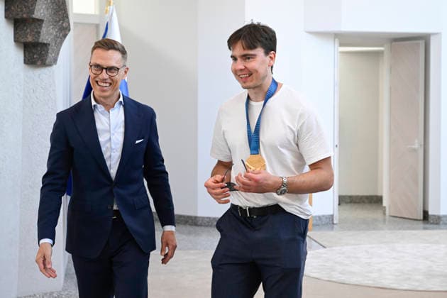 LKS 20260601 Finnish President Alexander Stubb (L) meets goalkeeper Justus Annunen and other players of Finland s Ice hockey, Eishockey team in Mäntyniemi residence in Helsinki, Finland on June 1, 2026. Finland won IIHF Ice Hockey Men s World Championship, WM, Weltmeisterschaft final match between Switzerland and Finland yesterday in Zurich. - MARKKU ULANDER Helsinki Finland NQ3SR1dagLA  Copyright: xMarkkuxUlanderx NQ3SR1dagLA