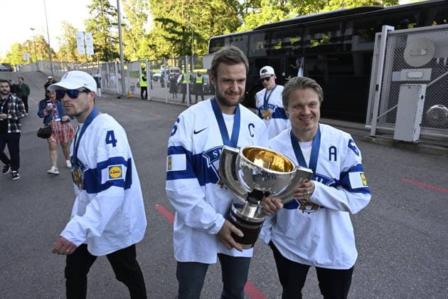 LKS 20260601 Captain of Finland Alexander Barkov and Mikael Granlund (R) with the trophy before meeting Finnish Ice hockey, Eishockey fans wha are gathered to celebrate with Team Finland IIHF Ice Hockey World Champion 2026, in downtown Helsinki, Finland on June 1, 2026. Finland won the IIHF Ice Hockey Men s World Championship, WM, Weltmeisterschaft final match between Switzerland and Finland in Zurich on Sunday. - JUSSI NUKARI Helsinki Finland eManFYPpXHE  Copyright: xJussixNukarix eManFYPpXHE