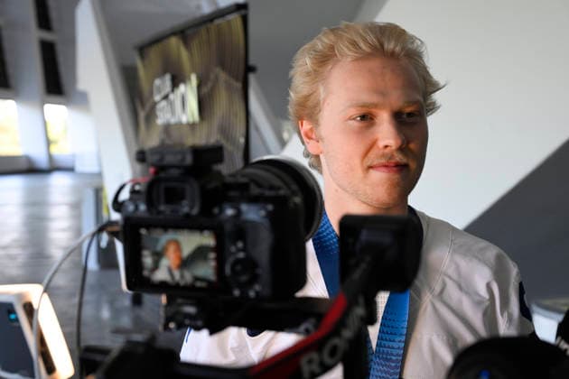 LKS 20260601 Konsta Helenius, who scored the sudden-death goal during the over time give an interview before meeting Finnish Ice hockey, Eishockey fans wha are gathered to celebrate with Team Finland IIHF Ice Hockey World Champion 2026, in downtown Helsinki, Finland on June 1, 2026. Finland won the IIHF Ice Hockey Men s World Championship, WM, Weltmeisterschaft final match between Switzerland and Finland in Zurich on Sunday. - JUSSI NUKARI Helsinki Finland 39x_fV5B0Pw  Copyright: xJussixNukarix 39x_fV5B0Pw