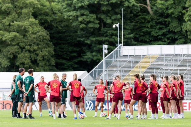 COLOGNE, GERMANY - JUNE 01: Team circle of the German womens team with Christian Wueck (Wück, Wuck, Head Coach Germany) in the middle during a training session prepare for the UEFA European Qualifiers for the FIFA Women™s World Cup 2027 between Germany vs. Norway at Sportpark Hoehenberg on June 01, 2026 in Mainz, Germany. North Rhine Westphalia Germany Copyright: xSteffiexWunderlx