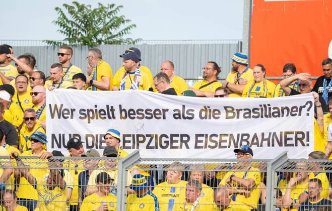 Fußball, Herren, Saison 2025 2026, Aufstiegsspiele zur 3. Liga (Rückspiel), Würzburger Kickers - 1. FC Lok Leipzig, Fans von Lok, Wer spielt besser als die Brasilianer? Nur die Leipziger Eisenbahner, 01.06. 2026, Copyright: xMatthiasxKochx