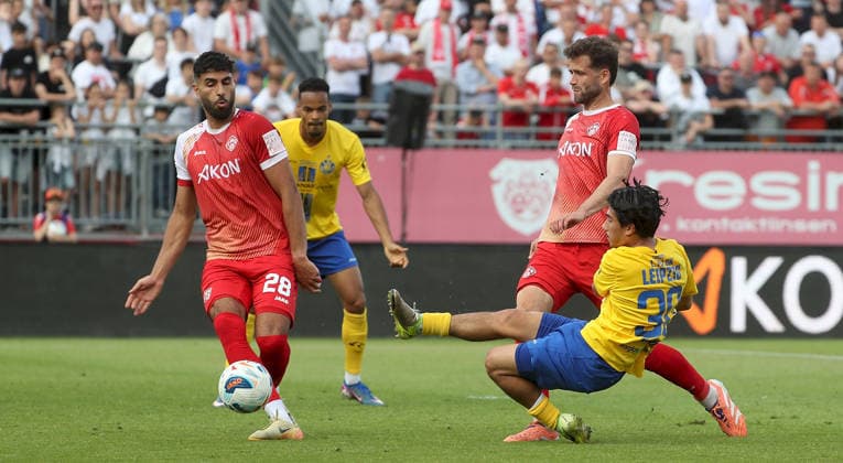 01.06.2026, xfsx, Herren, Fussball, Saison 2025 2026, Aufstiegsspiele zur 3. Liga, Play-Offs: FC Wuerzburger Kickers - 1. FC Lokomtive Leipzig - v.li.: Ebrahim Fahrahnak (FC Wuerzburger Kickers), Ayodele Adetula (1. FC Lokomotive Leipzig), Daniel Haegele (FC Wuerzburger Kickers), Eren oeztuerk (1. FC Lokomotive Leipzig) Wuerzburg tectake ARENA Bayern Deutschland