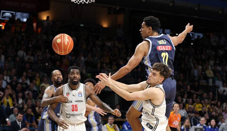 Zachary Ensminger, Michael Rataj Zweikampf Spielszene Aktion Basketball BBL Bundesliga Herren Play Off Halbfinale 2.Spiel Saison 2025 2026 01.06.2026 ALBA Berlin vs BMA365 Bamberg Baskets