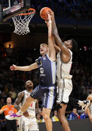 Sam Griesel, Ejiofor Onu Zweikampf Spielszene Aktion Basketball BBL Bundesliga Herren Play Off Halbfinale 2.Spiel Saison 2025 2026 01.06.2026 ALBA Berlin vs BMA365 Bamberg Baskets