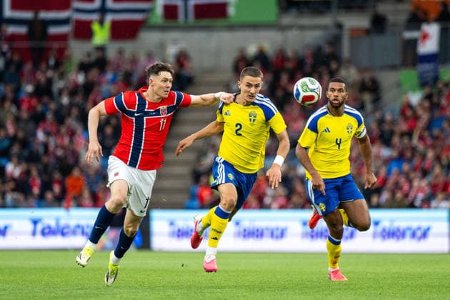 260601 Jorgen Strand Larsen of Norway against Gustaf Lagerbielke and Isak Hien of Sweden during the International Friendly, Länderspiel, Nationalmannschaft football match between Norway and Sweden on June 1, 2026 in Oslo. Photo: Joel Marklund BILDBYRAN kod JM JM0820 bbeng fotboll football soccer fotball träningslandskamp privatlandskamp landskamp international friendly norge norway sverige sweden sverige a Copyright: JOELxMARKLUND BB260601JM035
