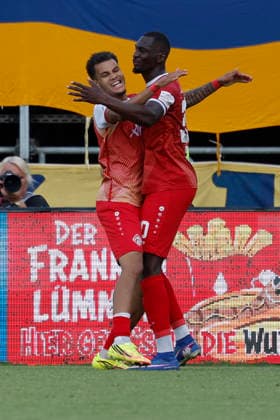 v.l.n.r.: Torschuetze Jermain Nischalke (Würzburger Kickers) und Vorlagengeber Tarsis Bonga (Würzburger Kickers) Jubel nach dem Tor zum 1:0, jubelnd, bejubelt, jubelt, jubeln, emotionen im Rückspiel der Aufstiegsspiele zur 3. Liga zwischen dem FC Würzburger Kickers und dem 1. FC Lok Leipzig in der AKON Arena am Dallenberg, Würzburg, Deutschland, am 1. Juni 2026. DFB DFL REGULATIONS PROHIBIT ANY USE OF PHOTOGRAPHS AS IMAGE SEQUENCES AND OR QUASI-VIDEO, Copyright: HMBxMedia xHeikoxBecker