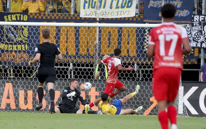 01.06.2026, xfsx, Herren, Fussball, Saison 2025 2026, Aufstiegsspiele zur 3. Liga, Play-Offs: FC Wuerzburger Kickers - 1. FC Lokomtive Leipzig - v.li.: Andreas Naumann (1. FC Lokomotive Leipzig), Jermain Nischalke (FC Wuerzburger Kickers) erzielt das Tor zum 1:0, scores the goal 1:0, Filip Kusic (1. FC Lokomotive Leipzig) Wuerzburg tectake ARENA Bayern Deutschland