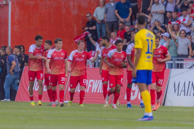 Würzburg, Deutschland 01. Juni 2026: Relegation 3. Liga - 2025 2026 - Rückspiel - FC Würzburger Kickers gegen 1. FC Lok Leipzig Im Bild: in der Traube Torschütze Jermain Nischalke (FWK) jubelt nach seinem Tor zum 1:0 mit seinen Mannschaftskollegen, DFL DFB regulations prohibit any use of photographs as image sequences and or quasi-video AKON Arena Bayern Copyright: xFotostandx xSchäferx