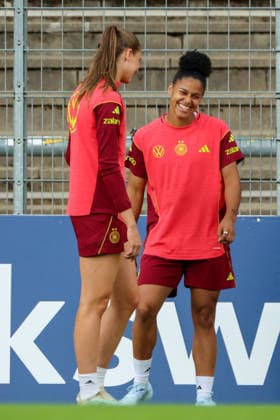 Köln, Deutschland: 01.06. 2026 - Training der DFB Frauen - Vorbereitung Länderspiel Deutschland vs. Norwegen für WM Qualifikation 2027 Im Bild: v.li. Jule Brand (Deutschland) und Shekiera Martinez (Deutschland) Copyright: HMBxMedia MadeleinexFantini