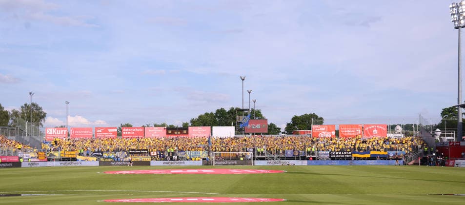 Würzburg, 01.06.2026, Stadion am Dallenberg, Fußball, Aufstiegspiele zur 3.Liga, Rückspiel , FWK Würzburger Kickers vs. 1.FC Lok Leipzig , Im Bild: Fans von Lok Leipzig , Nur für journalistische Zwecke. Only for editorial use! , Mit den abgebildeten Person (en) gibt es kein Model Release Einverständniserklärung. PICTURE POINT übernimmt keine Haftung bei Verletzung der Persönlichkeitsrechte. ,