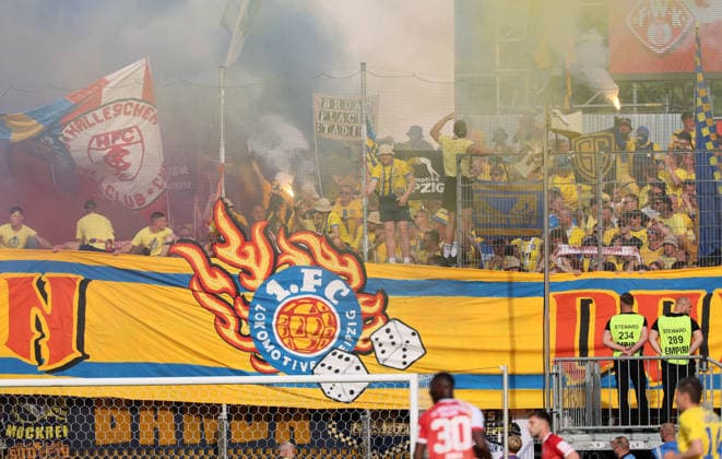 Würzburg, 01.06.2026, Stadion am Dallenberg, Fußball, Aufstiegspiele zur 3.Liga, Rückspiel , FWK Würzburger Kickers vs. 1.FC Lok Leipzig , Im Bild: Fans von Lok Leipzig zünden Bengalos , Nur für journalistische Zwecke. Only for editorial use! , Mit den abgebildeten Person (en) gibt es kein Model Release Einverständniserklärung. PICTURE POINT übernimmt keine Haftung bei Verletzung der Persönlichkeitsrechte. ,