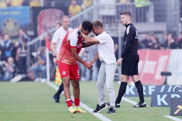 Würzburg, 01.06.2026, Stadion am Dallenberg, Fußball, Aufstiegspiele zur 3.Liga, Rückspiel , FWK Würzburger Kickers vs. 1.FC Lok Leipzig , Tor für Würzburg zum 1:0. Im Bild: Torschütze Jermain Nischalke ( 9, Würzburg) und Trainer Michael Schiele (Würzburg), Torjubel , Nur zur redaktionellen Nutzung. Only editorial use. NOFV DFB regulations prohibit any use of photographs as image sequences and or quasi-video. ,