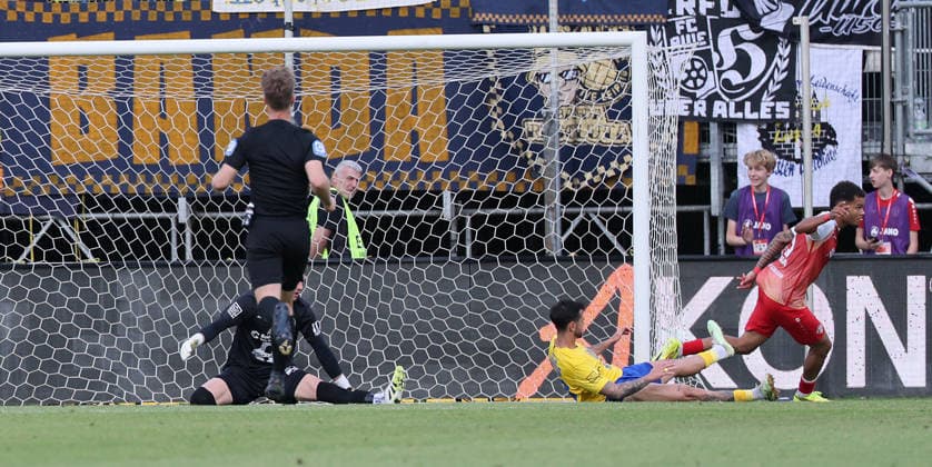 Würzburg, 01.06.2026, Stadion am Dallenberg, Fußball, Aufstiegspiele zur 3.Liga, Rückspiel , FWK Würzburger Kickers vs. 1.FC Lok Leipzig , Tor für Würzburg zum 1:0. Im Bild: Torschütze Jermain Nischalke (re., 9, Würzburg) hat sich gegen Torwart Andreas Naumann (1, Lok) und Filip Kusic (36, Lok) durchgesetzt , Nur zur redaktionellen Nutzung. Only editorial use. NOFV DFB regulations prohibit any use of photographs as image sequences and or quasi-video. ,