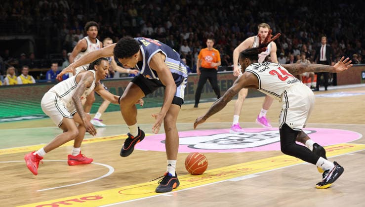 Austin Crowley, Jack Kayil, Cobe Williams Zweikampf Spielszene Aktion Basketball BBL Bundesliga Herren Play Off Halbfinale 2.Spiel Saison 2025 2026 01.06.2026 ALBA Berlin vs BMA365 Bamberg Baskets