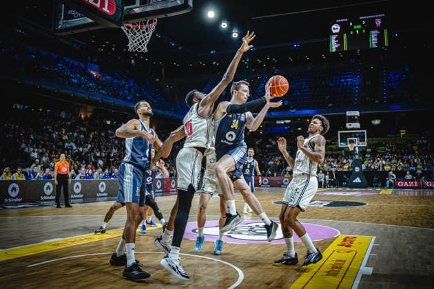Basketball Berlin 01.06.2026 Saison 2025 2026 EasyCredit BBL 1. Bundesliga Männer, Herren Playoffs Halbfinale Spiel 2 Alba Berlin - BMA365 Bamberg Baskets Justin Bean (Alba Berlin, No.34) Ejiofor Onu (Bamberg, No.35)