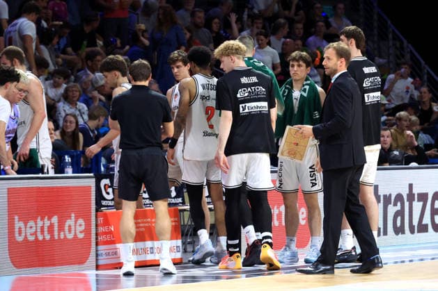 DEU, easyCredit BBL, ALBA vs. BMA365 Bamberg Baskets, 01.06.2026, Uber-Arena, Berlin, DEU, easyCredit BBL, ALBA vs. BMA365 Bamberg Baskets, im Bild Head Coach Anton Gavel (Bamberg), Bamberger-Spielerkreis