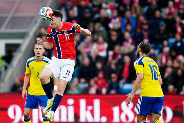 OSLO, NORGE 20260601 Norges Jorgen Strand Larsen och Sveriges Jesper Karlström under mandagens träningslandkamp i fotboll mellan Norge och Sverige pa Ulleval Stadion i Oslo inför fotbolls-VM i sommar.