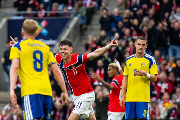 260601 Jorgen Strand Larsen of Norway celebrates while Daniel Svensson and Gustaf Lagerbielke of Sweden look dejected after 3-0 during the International Friendly, Länderspiel, Nationalmannschaft football match between Norway and Sweden on June 1, 2026 in Oslo. Photo: Joel Marklund BILDBYRAN kod JM JM0820 bbeng fotboll football soccer fotball träningslandskamp privatlandskamp landskamp international friendly norge norway sverige sweden sverige a jubel depp Copyright: JOELxMARKLUND BB260601JM076