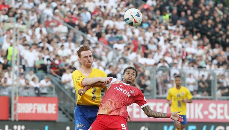 01.06.2026, xfsx, Herren, Fussball, Saison 2025 2026, Aufstiegsspiele zur 3. Liga, Play-Offs: FC Wuerzburger Kickers - 1. FC Lokomtive Leipzig - v.li.: Lukas Wilton (1. FC Lokomotive Leipzig), Jermain Nischalke (FC Wuerzburger Kickers) Wuerzburg tectake ARENA Bayern Deutschland