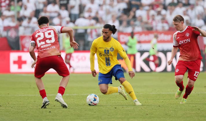Würzburg, 01.06.2026, Stadion am Dallenberg, Fußball, Aufstiegspiele zur 3.Liga, Rückspiel , FWK Würzburger Kickers vs. 1.FC Lok Leipzig , Im Bild von links: Dion Berisha (29, Würzburg), Malik McLemore (10, Lok) und Philipp Ochs (13, Würzburg) , Nur zur redaktionellen Nutzung. Only editorial use. NOFV DFB regulations prohibit any use of photographs as image sequences and or quasi-video. ,