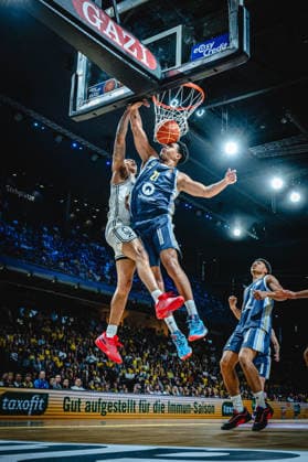 Basketball Berlin 01.06.2026 Saison 2025 2026 EasyCredit BBL 1. Bundesliga Männer, Herren Playoffs Halbfinale Spiel 2 Alba Berlin - BMA365 Bamberg Baskets Austin Crowley (Bamberg, No.55) Michael Rataj (Alba Berlin, No.21)