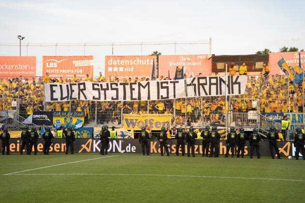 01.06.2026, xhfmx, Fussball Relegation 3.Liga, Kickers Wuerzburg - 1.FC Lok Leipzig Lok Fans mit einem Banner (DFL DFB REGULATIONS PROHIBIT ANY USE OF PHOTOGRAPHS as IMAGE SEQUENCES and or QUASI-VIDEO) Wuerzburg