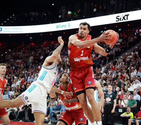 von links Alijah COMITHIER (Bonn), Oscar da SILVA (Muenchen), Herren Basketball Bundesliga, 2025 26, play off Halbfinale, zweites Spiel, FC Bayern Muenchen Basketball vs Telekom Baskets Bonn, SAP Garden3, 01.06.26 Copyright: WolfgangxFehrmann