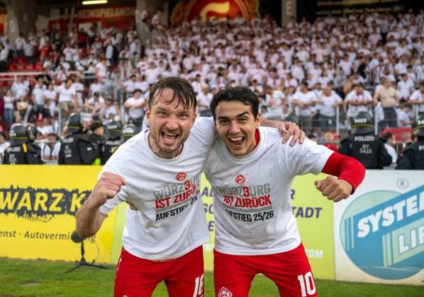 Fußball, Herren, Saison 2025 2026, Aufstiegsspiele zur 3. Liga (Rückspiel), Würzburger Kickers - 1. FC Lok Leipzig (2:1), v. l. Peter Kurzweg (Würzburger Kickers), Eroll Zejnullahu (Würzburger Kickers), Jubel nach dem Abpfiff, 01.06. 2026, Copyright: xMatthiasxKochx