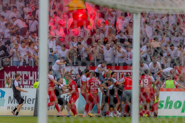 Würzburg, Deutschland 01. Juni 2026: Relegation 3. Liga - 2025 2026 - Rückspiel - FC Würzburger Kickers gegen 1. FC Lok Leipzig Im Bild: in der Traube Torschütze Djamal Ziane (FCWK) jubelt nach seinem Tor zum 2:1 mit seinen Mannschaftskollegen, DFL DFB regulations prohibit any use of photographs as image sequences and or quasi-video AKON Arena Bayern Copyright: xFotostandx xSchäferx