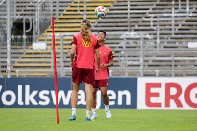 01.06.2026, xgrfx, Fussball DFB-Medientermine, Deutsche Frauennationalmannschaft - Training v.l. Larissa Mühlhaus, Shekiera Martinez (Deutsche Frauennationalmannschaft) (DFL DFB REGULATIONS PROHIBIT ANY USE OF PHOTOGRAPHS as IMAGE SEQUENCES and or QUASI-VIDEO) Köln