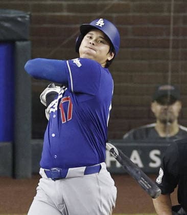 Baseball: Dodgers vs. Diamondbacks Los Angeles Dodgers designated hitter Shohei Ohtani hits a single in the fifth inning of a baseball game against the Arizona Diamondbacks at Chase Field in Phoenix, Arizona, on June 1, 2026.  A14AA0005617415P