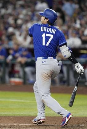 Baseball: Dodgers vs. Diamondbacks Los Angeles Dodgers designated hitter Shohei Ohtani hits a single in the fifth inning of a baseball game against the Arizona Diamondbacks at Chase Field in Phoenix, Arizona, on June 1, 2026.  A14AA0005617416P
