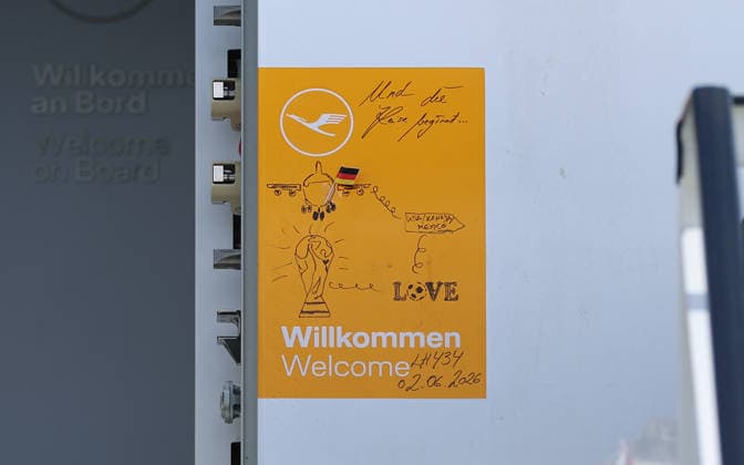 02.06.2026, Fussball DFB Nationalmannschaft, Abflug der Deutschen Fussball Nationalmannschaft vom Flughafen Frankfurt mit Lufthansa Flieger LH 434 zur Weltmeisterschaft 2026 in die USA nach Chicago, v.l., Willkommensschild mit der Aufschrift Und die Reise beginnt am Flieger DFL DFB REGULATIONS PROHIBIT ANY USE OF PHOTOGRAPHS AS IMAGE SEQUENCES AND OR QUASI-VIDEO. xdcx Copyright: HMBxMedia Claus