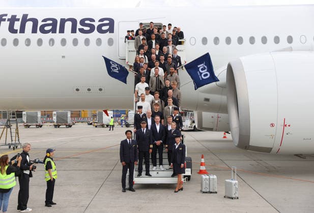02.06.2026, Fussball DFB Nationalmannschaft, Abflug der Deutschen Fussball Nationalmannschaft vom Flughafen Frankfurt mit Lufthansa Flieger LH 434 zur Weltmeisterschaft 2026 in die USA nach Chicago, v.l., Teamfoto vor dem Flieger DFL DFB REGULATIONS PROHIBIT ANY USE OF PHOTOGRAPHS AS IMAGE SEQUENCES AND OR QUASI-VIDEO. xdcx Copyright: HMBxMedia Claus