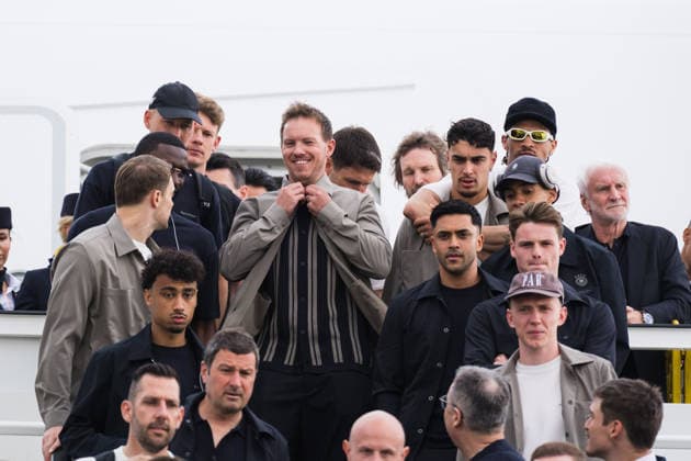 02.06.2026, Frankfurt am Main, Abflug der Fußballnationalmannschaft am Flughafen Frankfurt Julian Nagelsmann macht sich die Jacke zu beim Mannschaftsfoto auf der Rolltreppe des Flugzeugs Copyright: xJamesxZabelx
