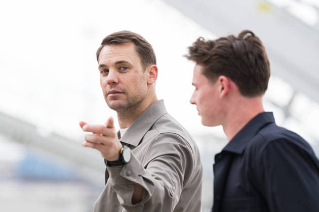 02.06.2026, Frankfurt am Main, Abflug der Fußballnationalmannschaft am Flughafen Frankfurt Manuel Neuer zeigt in die Kamera zusammen mit Jonas Übrig. Copyright: xJamesxZabelx