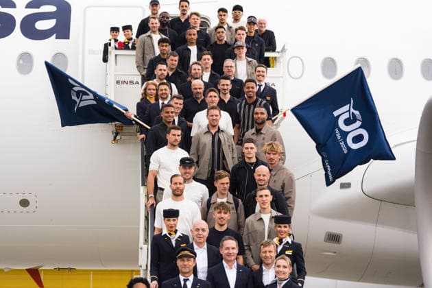 02.06.2026, Frankfurt am Main, Abflug der Fußballnationalmannschaft am Flughafen Frankfurt Mannschaftsfoto auf der Rolltreppe des Flugzeugs Copyright: xJamesxZabelx