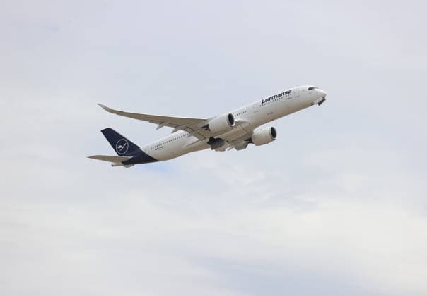02.06.2026, Fussball DFB Nationalmannschaft, Abflug der Deutschen Fussball Nationalmannschaft vom Flughafen Frankfurt mit Lufthansa Flieger LH 434 zur Weltmeisterschaft 2026 in die USA nach Chicago, v.l., Flug LH 434 startet mit der Deutschen Nationalmannschaft zur WM in die USA DFL DFB REGULATIONS PROHIBIT ANY USE OF PHOTOGRAPHS AS IMAGE SEQUENCES AND OR QUASI-VIDEO. xdcx Copyright: HMBxMedia Claus
