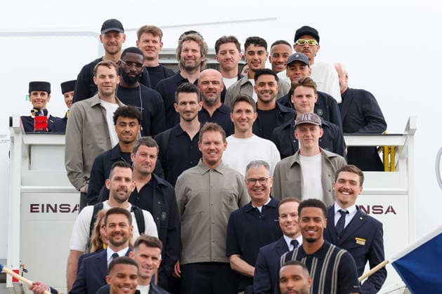 FRANKFURT AM MAIN, DEUTSCHLAND 02. Juni 2026: Die deutsche Männer-Nationalmannschaft beim offiziellen Abflug nach Nordamerika am Flughafen Frankfurt vor Beginn der FIFA Fußball-Weltmeisterschaft 2026. Der Deutsche Fußball-Bund (DFB) und Lufthansa verabschieden das Team auf dem Weg zum größten Fußballturnier der Welt. v.l., goalkeeper Manuel Neuer (Germany), Nathaniel Brown (Germany), Anton Ruediger (Germany), Angelo Stiller (Germany), oben Rechts mit Sonnenbrille Leroy Sane (Germany), in der Mitte headcoach Julian Nagelsmann (Germany) Copyright: JoaquimxFerreira