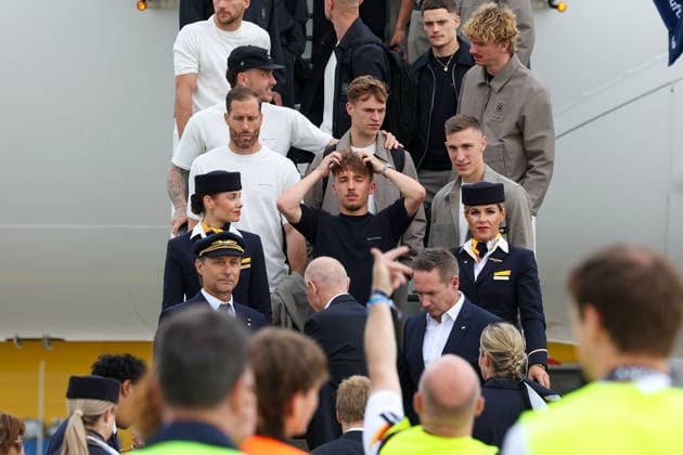 FRANKFURT AM MAIN, DEUTSCHLAND 02. Juni 2026: Die deutsche Männer-Nationalmannschaft beim offiziellen Abflug nach Nordamerika am Flughafen Frankfurt vor Beginn der FIFA Fußball-Weltmeisterschaft 2026. Der Deutsche Fußball-Bund (DFB) und Lufthansa verabschieden das Team auf dem Weg zum größten Fußballturnier der Welt. v.l., goalkeeper Oliver Baumann (Germany), Joshua Kimmich (Germany), Nick Woltemade (Germany), Nico Schlotterbeck (Germany) und Lennart Karl (Germany) macht sich die Frisur Copyright: JoaquimxFerreira