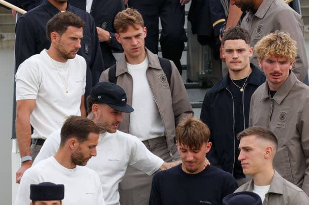 FRANKFURT AM MAIN, DEUTSCHLAND 02. Juni 2026: Die deutsche Männer-Nationalmannschaft beim offiziellen Abflug nach Nordamerika am Flughafen Frankfurt vor Beginn der FIFA Fußball-Weltmeisterschaft 2026. Der Deutsche Fußball-Bund (DFB) und Lufthansa verabschieden das Team auf dem Weg zum größten Fußballturnier der Welt. v.l., Leon Goretzka (Germany), Joshua Kimmich (Germany), Florian Wirtz (Germany), Nick Woltemade (Germany), David Raum (Germany), Lennart Karl (Germany), Nico Schlotterbeck (Germany) Copyright: JoaquimxFerreira