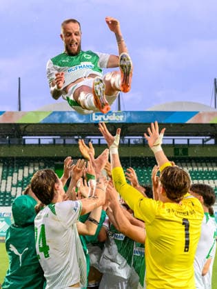 02.06.2026 - Fussball - Saison 2025 2026 - Relegation Oberliga Bayern Bayernliga Regionalliga : SpVgg Greuther Fürth II - ASV Cham - - xwoxzix - Mannschaft Team lässt Daniel Adlung (10, SpVgg Greuther Fürth II ) hochleben