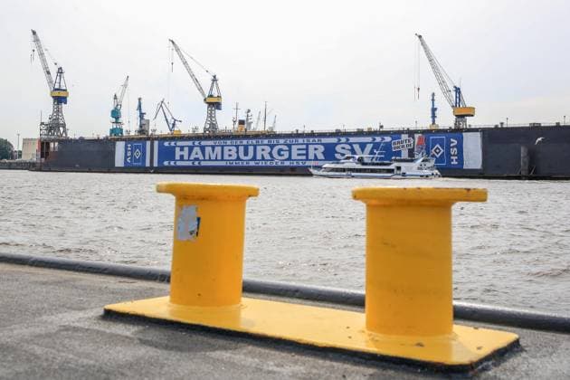 Der HSV feiert über 150000 Mitglieder mit einem überdimensionalem HSV Schal am Dock 11 im Hamburger Hafen Deutschland , Hamburg , Hafen , Fischmarkt , Fussball , 1. Bundesliga , Hamburger SV HSV
