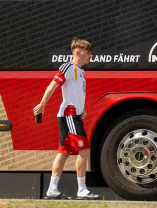 01.06.2026, Fussball, DFB-Nationalmannschaft Deutschland, letztes Training vor Abreise nach USA zur WM 2026, am DFB-Campus in Frankfurt am Main. Lennart Karl (Deutschland) steigt aus dem Mannschaftsbus aus.
